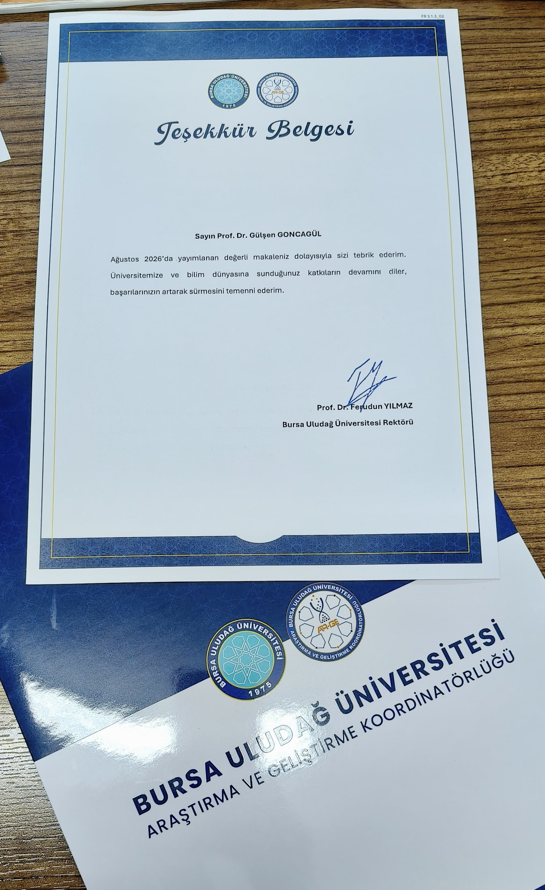 MENNAN PASİNLİ ATÇILIK MYO MÜDÜRÜ PROF. DR. GÜLŞEN GONCAGÜL’E AKADEMİK BAŞARI BELGESİ